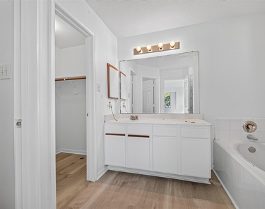 16111 Wisteria Hill Street - Photo Thumbnail 31
