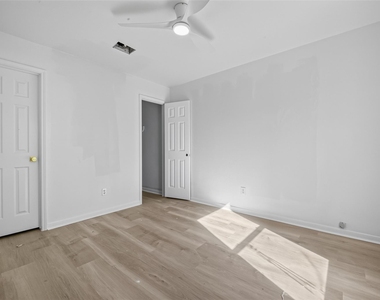 16111 Wisteria Hill Street - Photo Thumbnail 38