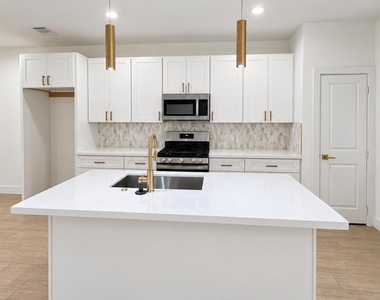 992 Marjorie Street - Photo Thumbnail 5