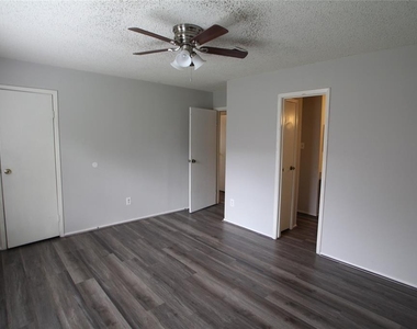 5422 Farley Drive - Photo Thumbnail 8