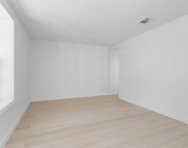 16016 Green Manor Unit B Drive - Photo Thumbnail 7