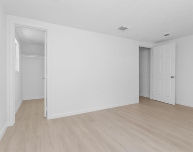 16016 Green Manor Unit B Drive - Photo Thumbnail 8