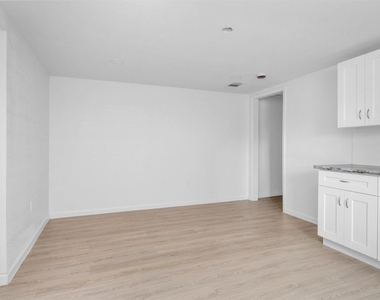 16016 Green Manor Unit B Drive - Photo Thumbnail 5
