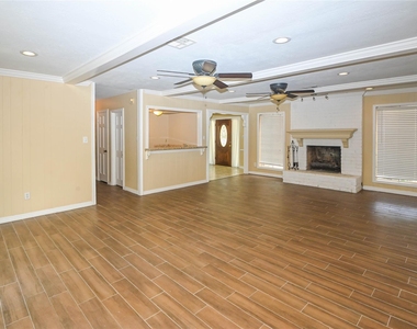 1830 Saddlecreek Drive - Photo Thumbnail 2