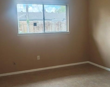 15434 Indian Woods Drive - Photo Thumbnail 5