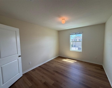 7572 Tuscan Bay Circle - Photo Thumbnail 5