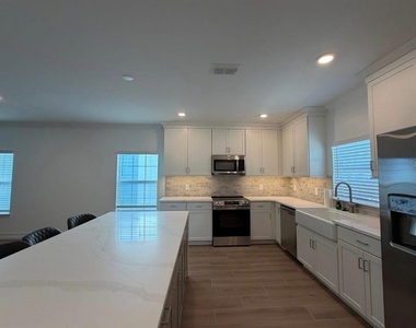 1523 W Chestnut Street - Photo Thumbnail 2