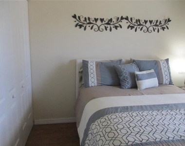 471 Insull Court - Photo Thumbnail 12