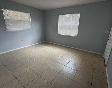 619 Avenue S Ne - Photo Thumbnail 5
