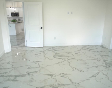 8924 N Orleans Avenue - Photo Thumbnail 16