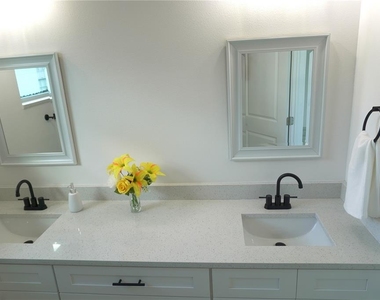 8924 N Orleans Avenue - Photo Thumbnail 18