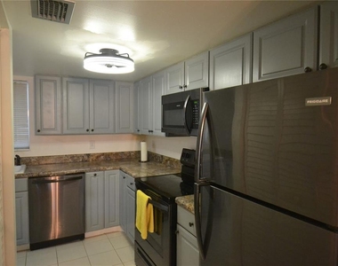 2944 W Bay Drive - Photo Thumbnail 6