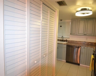 2944 W Bay Drive - Photo Thumbnail 7