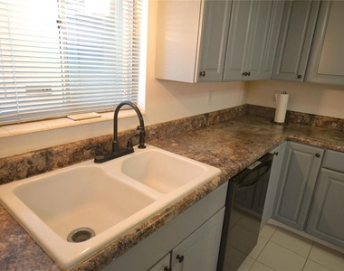2944 W Bay Drive - Photo Thumbnail 10