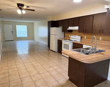 4211 9th Street E - Photo Thumbnail 6