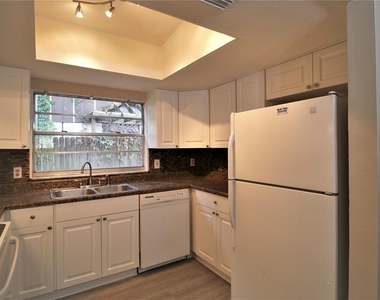 6633 68th Street N - Photo Thumbnail 4