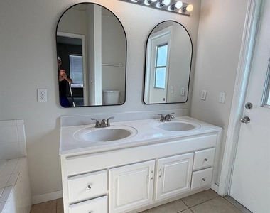 535 Rollins Drive - Photo Thumbnail 9