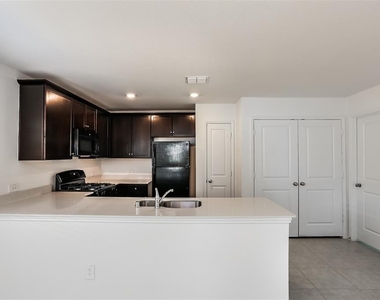807 Savona Place - Photo Thumbnail 6