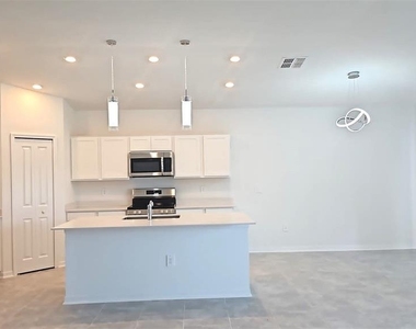 1124 Tyler Loop - Photo Thumbnail 5