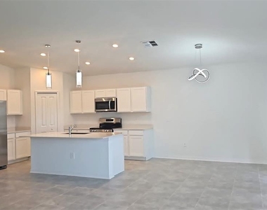 1124 Tyler Loop - Photo Thumbnail 4