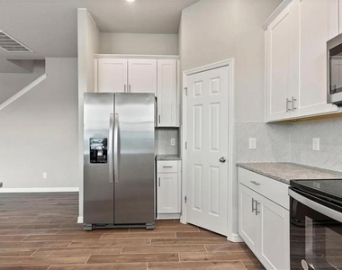 2908 Meleto Boulevard - Photo Thumbnail 8