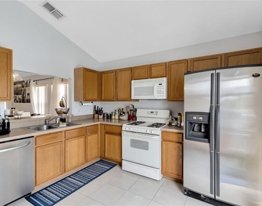 419 Rona Lane - Photo Thumbnail 7