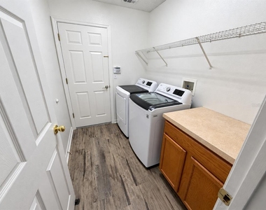 1325 Oakwood Court - Photo Thumbnail 13