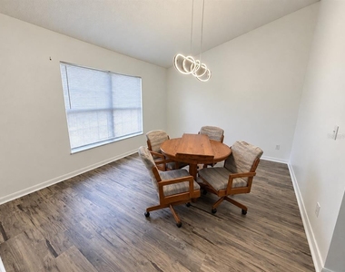 1325 Oakwood Court - Photo Thumbnail 2