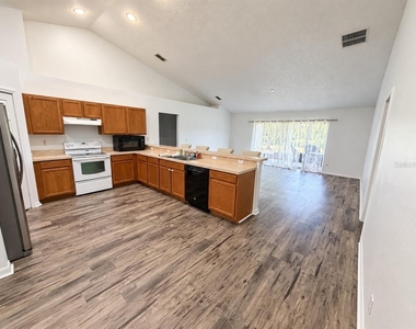 1325 Oakwood Court - Photo Thumbnail 3
