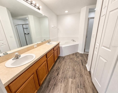 1325 Oakwood Court - Photo Thumbnail 7