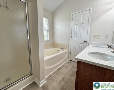 1537 Cambridge Drive - Photo Thumbnail 16