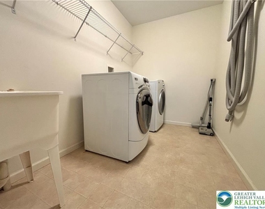 1537 Cambridge Drive - Photo Thumbnail 19
