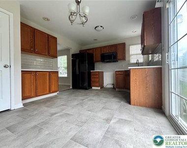1537 Cambridge Drive - Photo Thumbnail 8