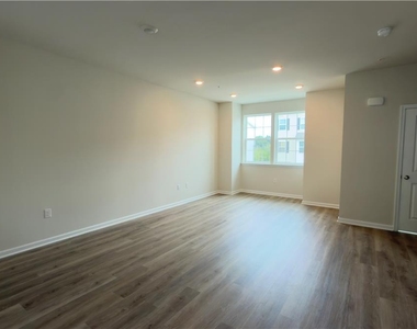 8204 Alexander Court - Photo Thumbnail 11