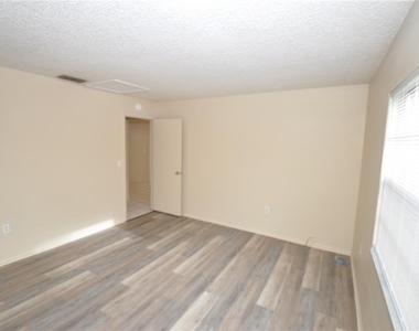 828 Cinnamon Drive E - Photo Thumbnail 11