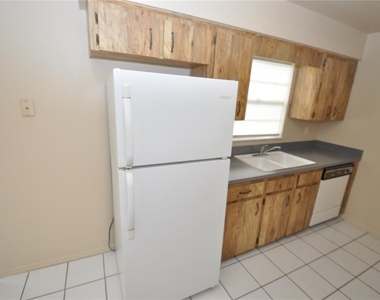 828 Cinnamon Drive E - Photo Thumbnail 7