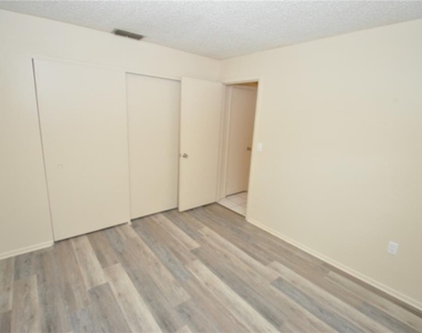 828 Cinnamon Drive E - Photo Thumbnail 9