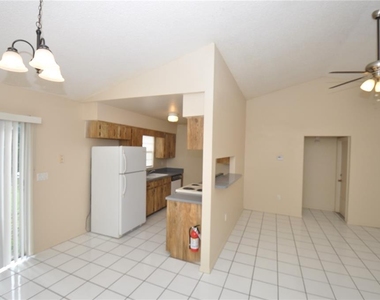 828 Cinnamon Drive E - Photo Thumbnail 4