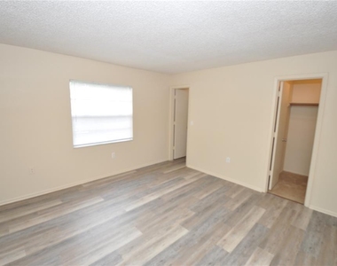 828 Cinnamon Drive E - Photo Thumbnail 10
