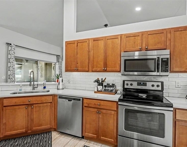 2000 Country Manor Street - Photo Thumbnail 10