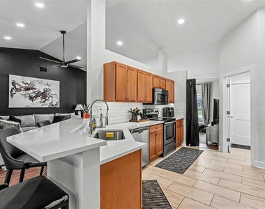 2000 Country Manor Street - Photo Thumbnail 8
