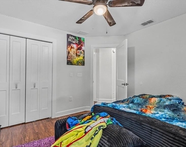 2000 Country Manor Street - Photo Thumbnail 23