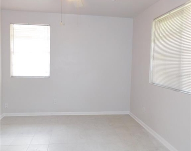 552 Ne 5th Avenue - Photo Thumbnail 2
