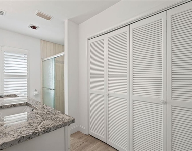 7215 Westmoreland Drive - Photo Thumbnail 13