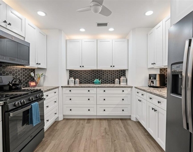 7215 Westmoreland Drive - Photo Thumbnail 16