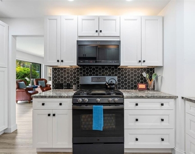 7215 Westmoreland Drive - Photo Thumbnail 22