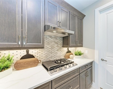 10016 Rembrandt Way - Photo Thumbnail 13