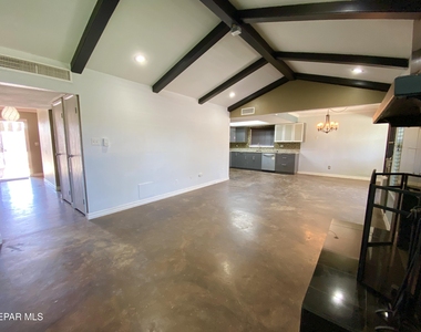 3217 Tomahawk Street - Photo Thumbnail 2