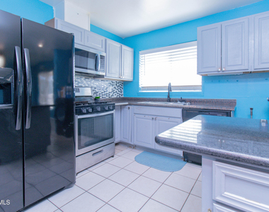 451 Borrett Street - Photo Thumbnail 3