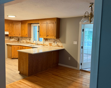 163 Oak Street - Photo Thumbnail 2